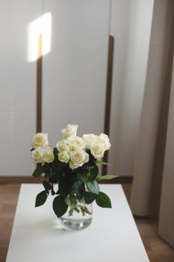 Evin içinde beyaz bir gül buketi. Çiçekli bahar arka planı