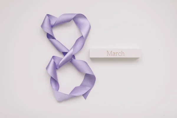 Вісім зроблено з фіолетової стрічки. 8 березня шаблон вітальних листівок. Міжнародний жіночий день фон, банер, плакат або брошура — стокове фото