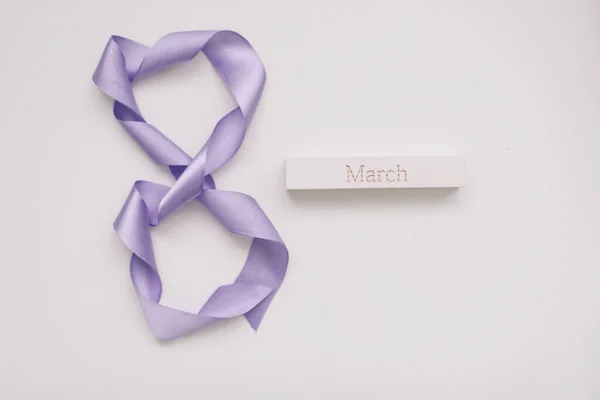 Вісім зроблено з фіолетової стрічки. 8 березня шаблон вітальних листівок. Міжнародний жіночий день фон, банер, плакат або брошура — стокове фото