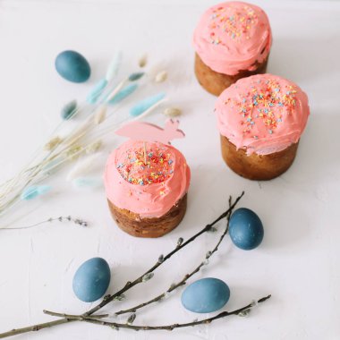 Süslü Paskalya pastaları, renkli yumurtalar ve söğüt dalları. Mutlu Paskalya tatili konsepti.