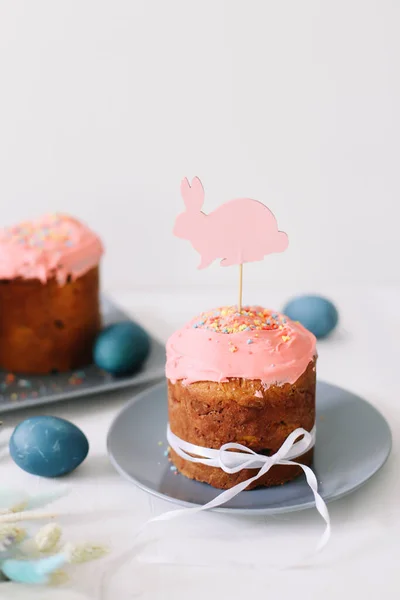 Ciasta wielkanocne z dekoracjami, kolorowe jajka i gałązki wierzby. Wesołych Świąt. — Zdjęcie stockowe