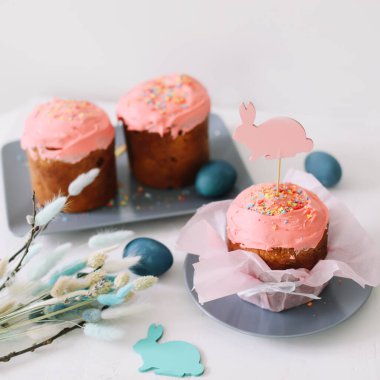 Süslü Paskalya pastaları, renkli yumurtalar ve söğüt dalları. Mutlu Paskalya tatili konsepti.