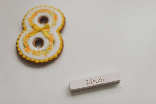 Dia das Mulheres, 8 de Março, figura oito, pão de gengibre, flores. espaço para texto. — Fotografia de Stock