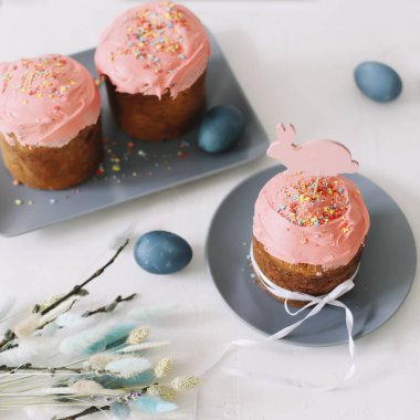 Süslü Paskalya pastaları, renkli yumurtalar ve söğüt dalları. Mutlu Paskalya tatili konsepti.