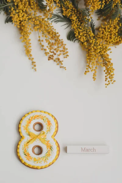 Dia das Mulheres, 8 de Março, figura oito, pão de gengibre, flores. espaço para texto. — Fotografia de Stock