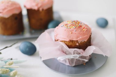 Süslü Paskalya pastaları, renkli yumurtalar ve söğüt dalları. Mutlu Paskalya tatili konsepti.
