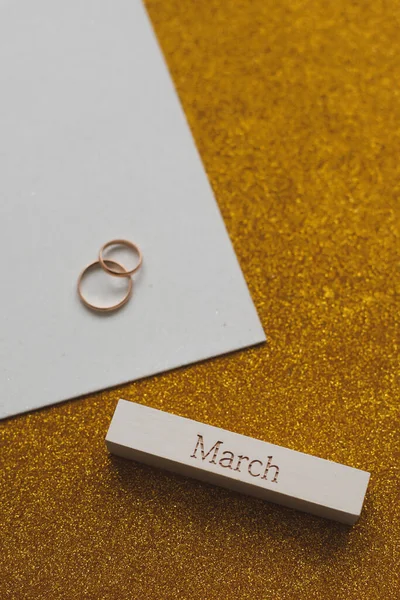 8 Março de, Fundo do Dia Internacional das Mulheres com dois anéis de ouro e palavra MARÇO — Fotografia de Stock