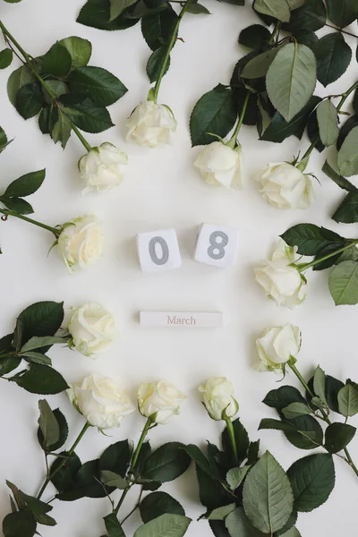 8 Março de, Fundo do dia da mulher com rosas brancas e lugar para texto sobre fundo branco vista superior — Fotografia de Stock