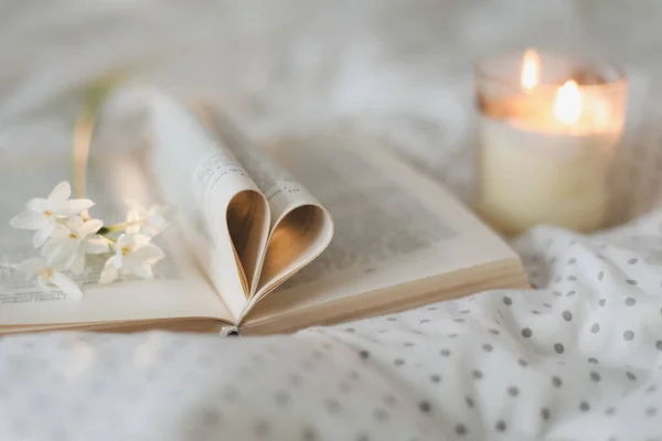 Libro con páginas plegadas en forma de corazón. San Valentín fondo festivo — Foto de Stock