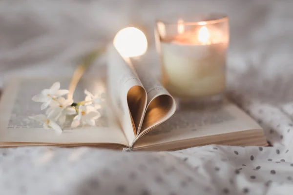 Libro con páginas plegadas en forma de corazón. San Valentín fondo festivo — Foto de Stock