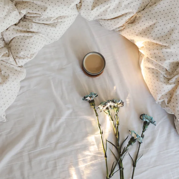 Goedemorgen Flat Lay Compositie Met Koffiebeker Blauwe Bloemen Warme Deken — Stockfoto