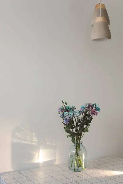 Bos Van Blauwe Paarse Bloemen Een Pot Tafel Een Zonnige — Stockfoto