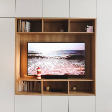 Oturma odasının iç tarafındaki televizyon ekranında manzara. minimal biçimde modern samimi iç tasarım
