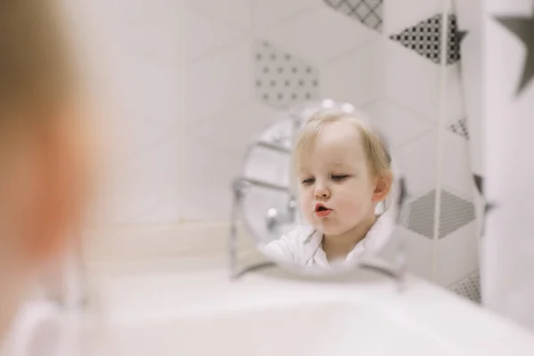 Маленькая Забавная Девочка Чистила Зубы Мыла Руки Ванной Отражалась Зеркале — стоковое фото