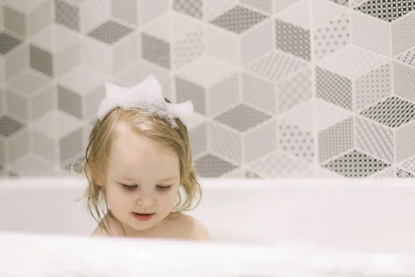 Baño Infantil Pequeño Bebé Tomando Baño Retrato Cara Niña Sonriente — Foto de Stock