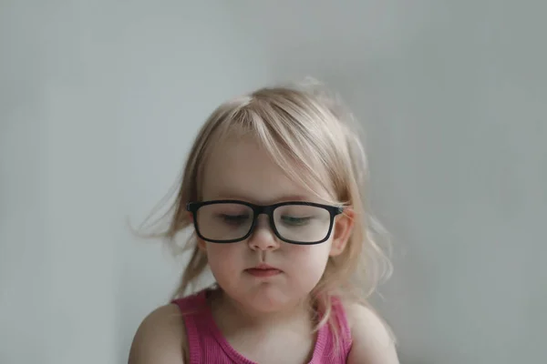안경을 재미있는 소녀의 — 스톡 사진
