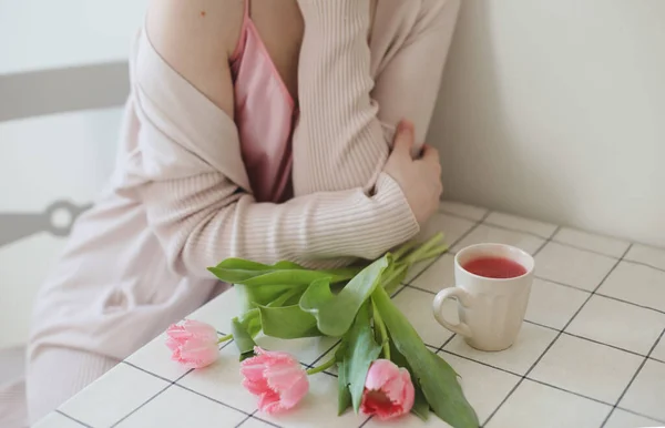 Retrato Terno Romântico Uma Jovem Mulher Com Tulipas Frescas Rosa — Fotografia de Stock