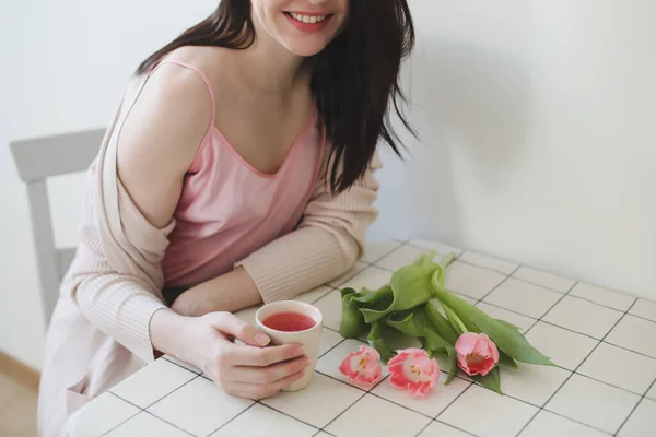 Retrato Terno Romântico Uma Jovem Mulher Com Tulipas Frescas Rosa — Fotografia de Stock