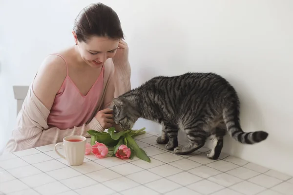 Молодая Женщина Кот Нюхают Свежие Розовые Тюльпаны Утром Дома Стоковая Картинка