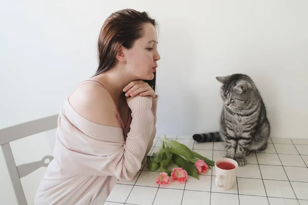 Mulher Feliz Seu Gato Cheirando Tulipas Rosa Fresco Parte Manhã — Fotografia de Stock