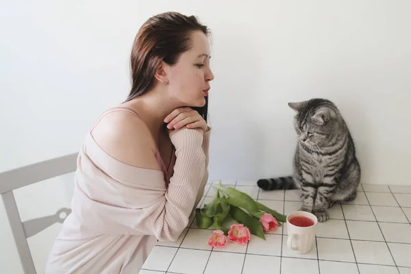 Feliz Mujer Gato Oliendo Fresco Rosa Tulipanes Mañana Casa Imágenes De Stock Sin Royalties Gratis