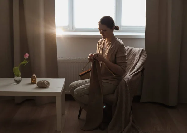 Giovane Donna Che Lavora Maglia Una Stanza Accogliente Casa — Foto Stock