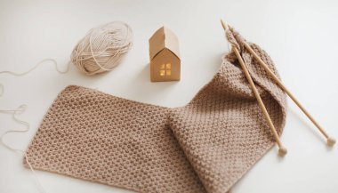 İplikle örgü iğneleri, bej iplik. Kadın konsepti hobisi. Örgü aksesuarları.