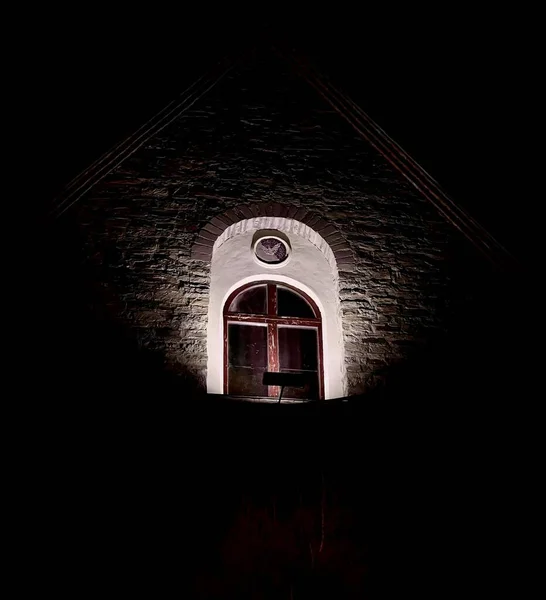 Eski bir kalenin güzel aydınlatılmış antika penceresi.