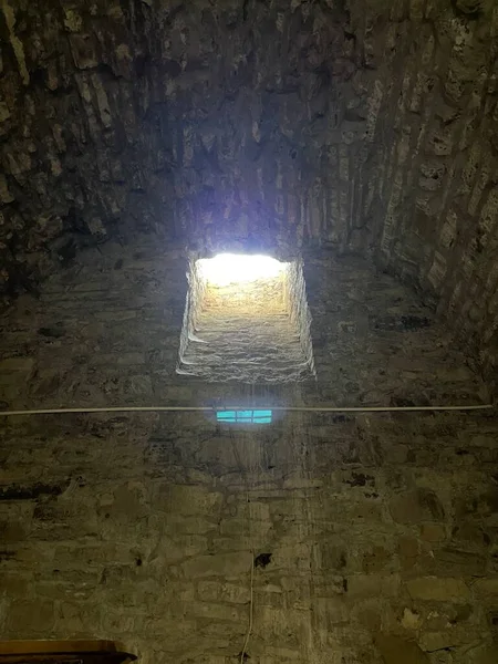 Hole Dark Dungeon Ceiling — Stock Photo, Image
