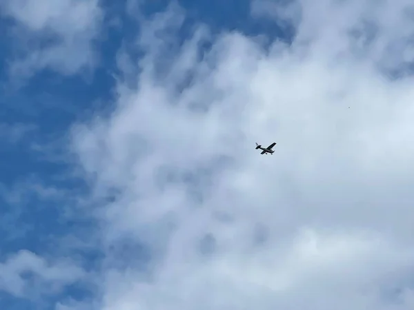 Літаючий Літак Хмарному Небі — стокове фото