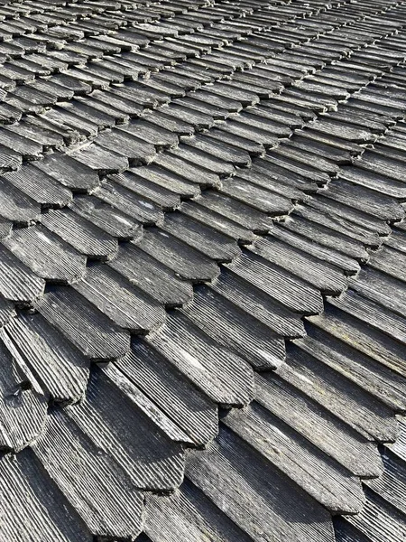 Ahşap kiremitlerden yapılmış çatı