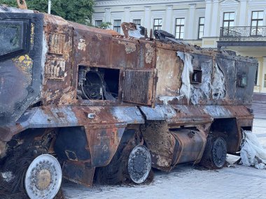Ukrayna 'daki savaş sırasında askeri teçhizatı yok etti