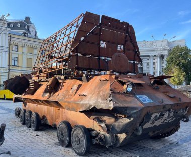 Ukrayna 'daki savaş sırasında askeri teçhizatı yok etti