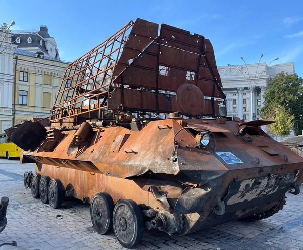 Ukrayna 'daki savaş sırasında askeri teçhizatı yok etti