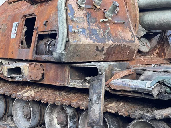 Ukrayna 'daki savaş sırasında askeri teçhizatı yok etti