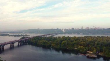 Ukrayna, Kyiv 'in merkezi. Köprüler bayrak işaretleri, konut binaları, nehir, metro insansız hava aracı manzarası.