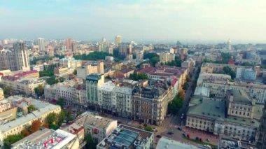 Savaş başlamadan önce Kyiv 'in merkezi. Merkezin güzel caddeleri, insansız hava aracının manzarası. 4K