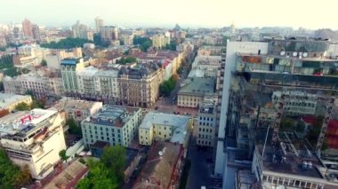 Ukrayna, Kyiv 'in merkezi. Savaş sırasında bombalanmadan önce güzel bir alışveriş merkezi. 4K