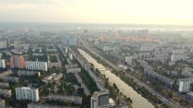 Ukrayna, Kyiv 'in merkezi. Köprüler bayrak işaretleri, konut binaları, nehir, metro insansız hava aracı manzarası.