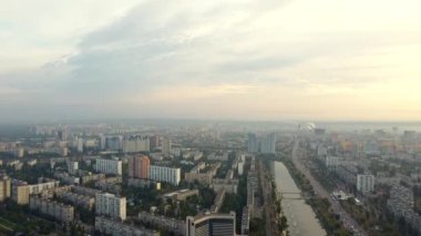 Ukrayna, Kyiv 'in merkezi. Köprüler bayrak işaretleri, konut binaları, nehir, metro insansız hava aracı manzarası.
