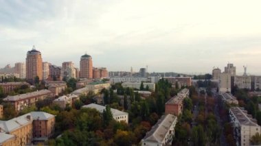 Ukrayna, Kyiv 'in merkezi. Köprüler bayrak işaretleri, konut binaları, nehir, metro insansız hava aracı manzarası.