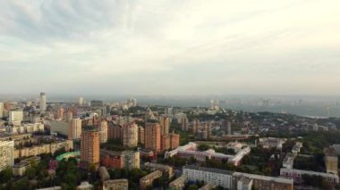 Ukrayna, Kyiv 'in merkezi. Köprüler bayrak işaretleri, konut binaları, nehir, metro insansız hava aracı manzarası.