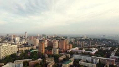 Ukrayna, Kyiv 'in merkezi. Köprüler bayrak işaretleri, konut binaları, nehir, metro insansız hava aracı manzarası.