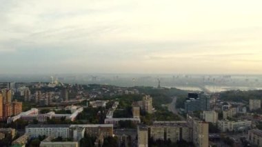 Ukrayna, Kyiv 'in merkezi. Köprüler bayrak işaretleri, konut binaları, nehir, metro insansız hava aracı manzarası.