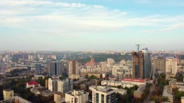 Ukrayna, Kyiv 'in merkezi. Köprüler bayrak işaretleri, konut binaları, nehir, metro insansız hava aracı manzarası.