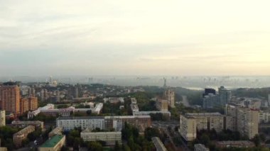 Ukrayna, Kyiv 'in merkezi. Köprüler bayrak işaretleri, konut binaları, nehir, metro insansız hava aracı manzarası.
