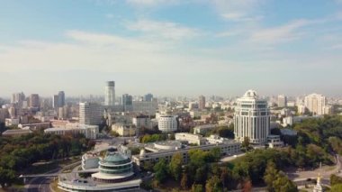 Ukrayna, Kyiv 'in merkezi. Köprüler bayrak işaretleri, konut binaları, nehir, metro insansız hava aracı manzarası.