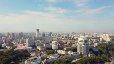 Ukrayna, Kyiv 'in merkezi. Köprüler bayrak işaretleri, konut binaları, nehir, metro insansız hava aracı manzarası.