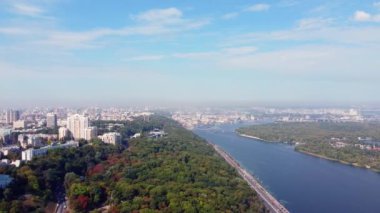 Ukrayna, Kyiv 'in merkezi. Köprüler bayrak işaretleri, konut binaları, nehir, metro insansız hava aracı manzarası.