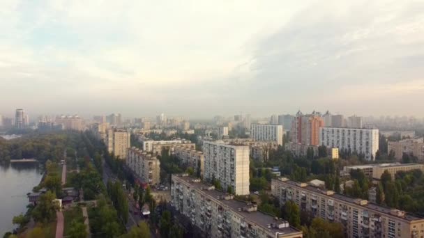 Centre Kiev Ukraine Ponts Repères Drapeau Bâtiments Résidentiels Rivière Vue — Video